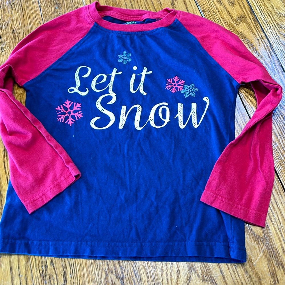 Victory Outfitters tee. Christmas scene. Let it Snow. Size 8.